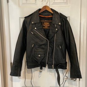 Milwaukee Leather Premium Cowhide Leather Side Laces and Snap Down Lapels.